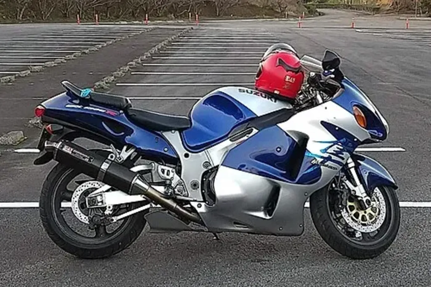 Suzuki GSX1300R Hayabusa hyperbike