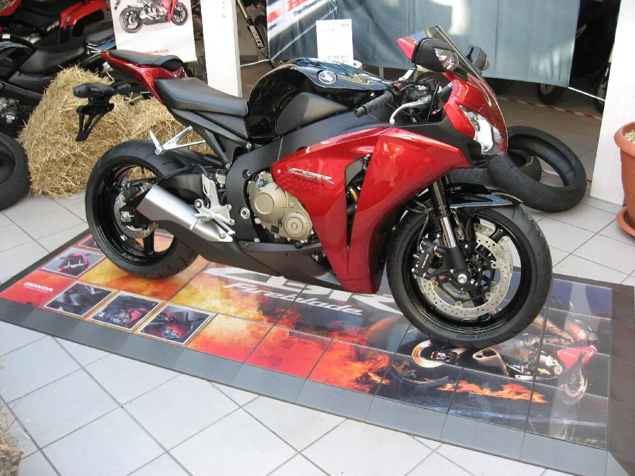 Honda CBR1000RR Fireblade in white and black
