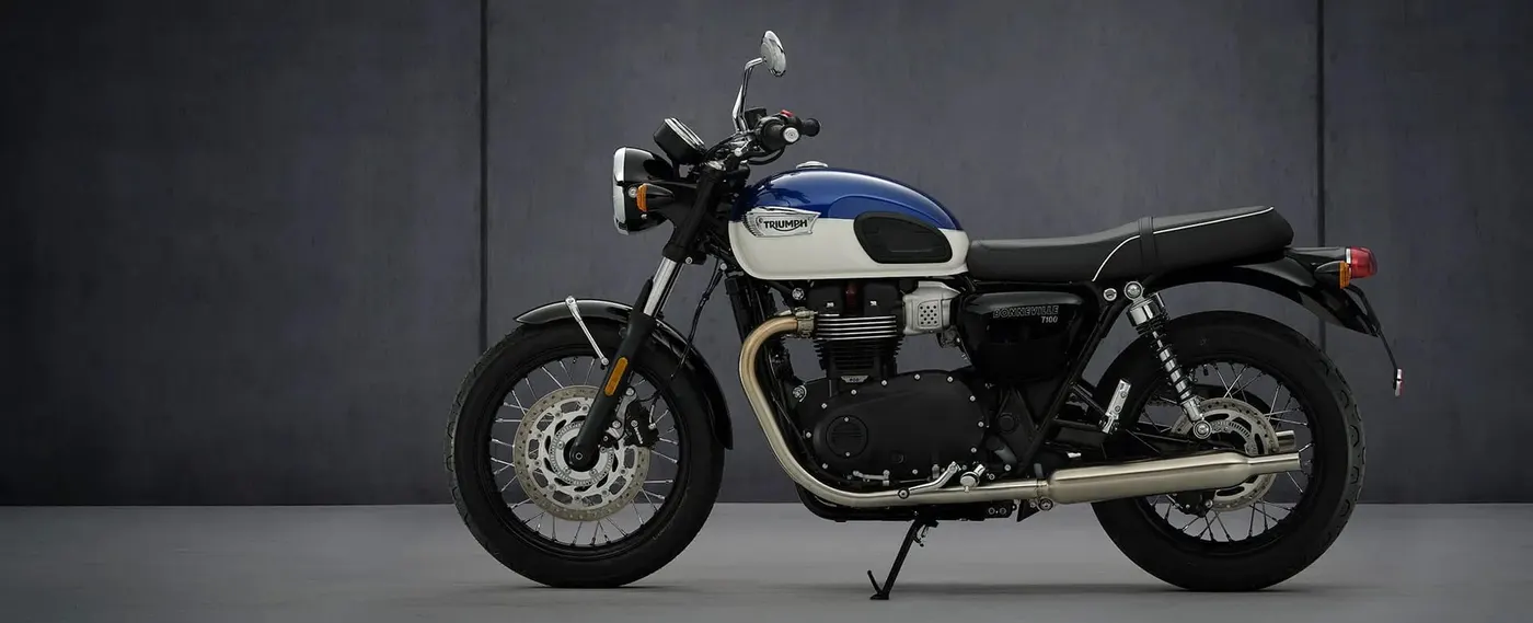 Triumph Bonneville T100 side profile showing wire wheels and twin shocks