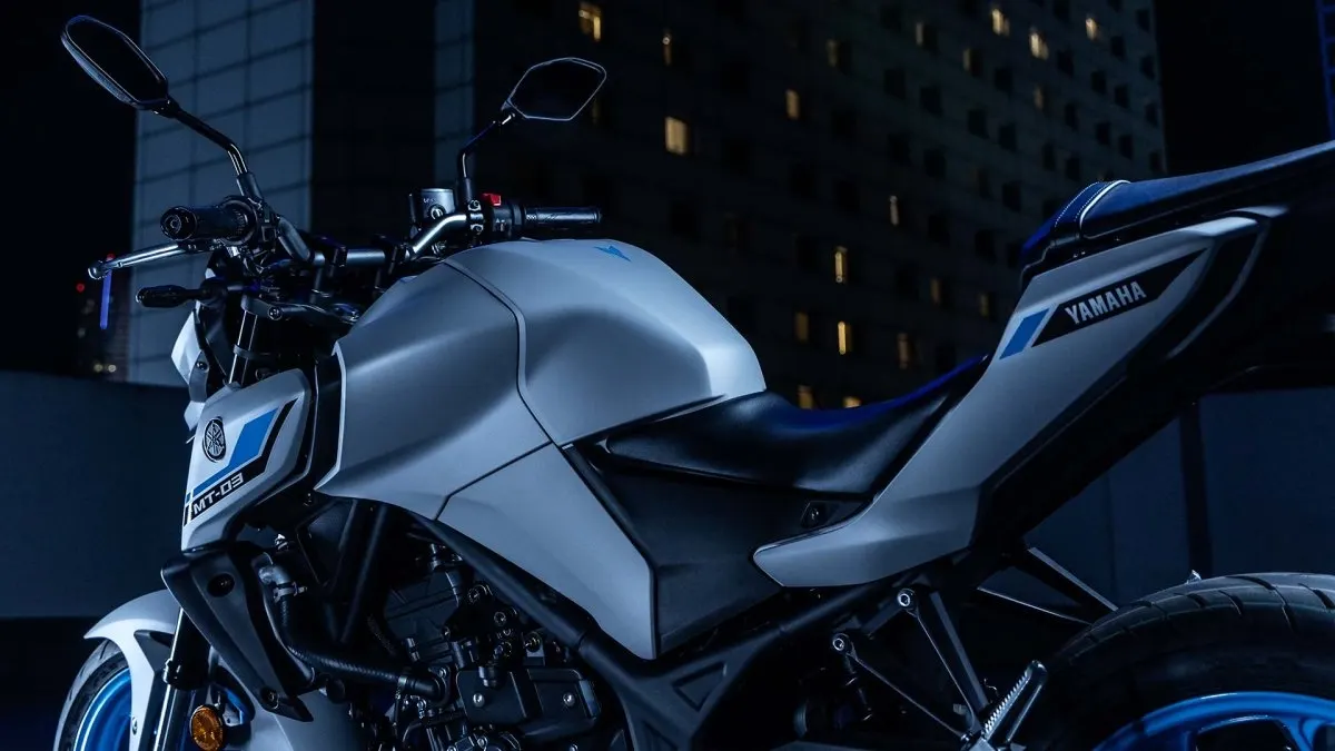 Close-up of the Yamaha MT-03 tank, front bodywork and seat